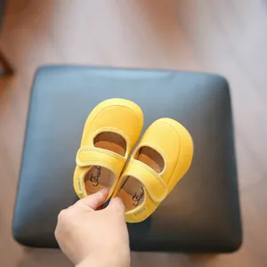 Hübsche hellgelbe Lauflernschuhe mit weicher Sohle für Baby-Mädchen mit Klettverschluss