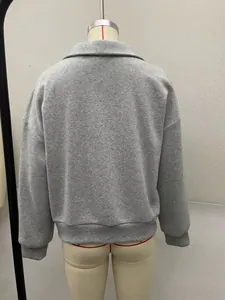 Übergroßes graues einfarbiges Damen-Sweatshirt mit Revers, Rückansicht auf Torso.