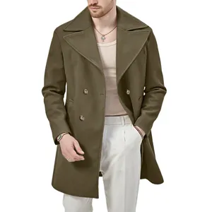 Dettaglio di un cappotto di lana doppiopetto medio-lungo verde oliva da uomo.
