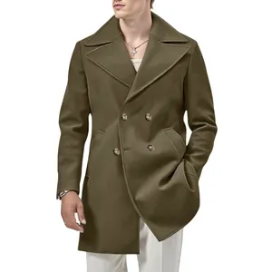 Dettaglio di un cappotto doppiopetto da uomo verde oliva con ampi revers classici