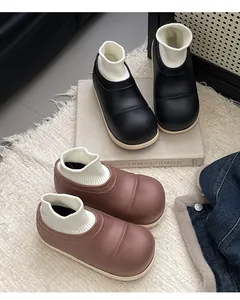Hochwertige Nahaufnahme warmer Kinder-Winterschuhe aus Baumwolle in Schwarz und Braun.