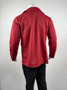 Vista posteriore dettagliata di un cappotto rosso medio da uomo con colletto elegante