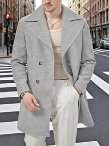 Cappotto classico grigio doppiopetto di media lunghezza da uomo in stile urbano moderno