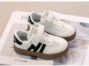 Nahaufnahme weißer Kinder-Sneaker mit Mesh und modischem Sport-Label