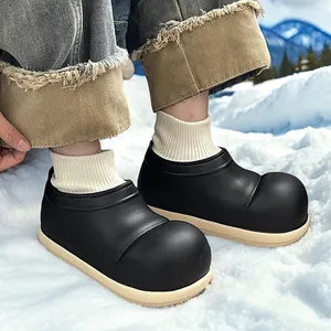 Warme Winterschuhe für Kinder mit dicker Sohle und rundem Zehendesign im Schnee.