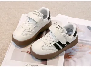 Detailansicht weißer Kinder-Sneaker aus Mesh mit schwarzen Streifen und Gummisohle.