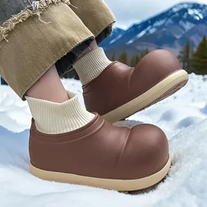 Braune klobige Winter-Clogs für Kinder mit dicker Isolierung in verschneiter Umgebung