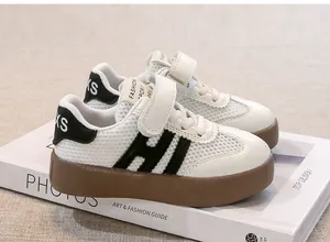Detailansicht weißer Kinder-Mesh-Sneaker mit schwarzem H-Logo und brauner Plateausohle