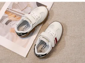 Draufsicht auf atmungsaktive weiße Mesh-Sneaker für Kinder mit robuster Gummisohle