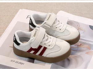 Detailansicht weißer Kinder-Mesh-Sneaker mit roten Akzenten und Gummisohlen