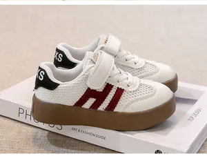 Detailansicht weißer Kinder-Mesh-Sneaker mit rotem H-Muster und dicken braunen Sohlen
