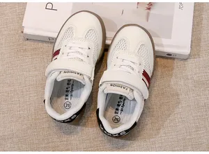 Detailansicht der weißen Mesh-Kinder-GAT-Sneaker mit sportlichen roten Streifen