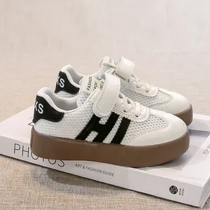 Atmungsaktive Mesh-Kinder-Sneaker in Weiß mit dicken braunen Gummisohlen und HI-Logo