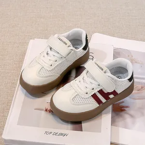 Atmungsaktive Mesh-Kinder-Turnschuhe in Weiß mit Klettverschluss und Gummisohle