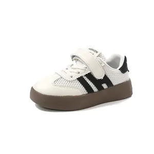 Atmungsaktive weiße Mesh-Sneaker für Kinder mit Klettverschluss und braunen Gummisohlen