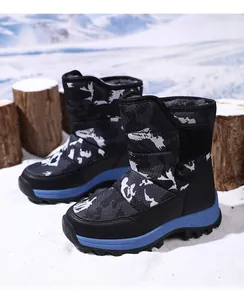 Detailansicht von Tarnmuster-Schneestiefeln für Kinder mit robuster blau-schwarzer Sohle.