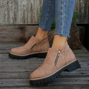 Bottines en daim kaki à talons épais et fermeture éclair latérale, vues portées