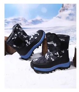 Detailaufnahme der Kinder-Schneestiefel mit Camouflage-Muster, warmem Futter und blauen Sohlen