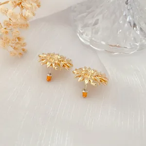 Detailansicht aufwendiger goldener Chrysanthemen-Ohrstecker im Retro-Barock-Stil