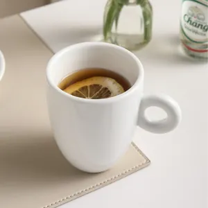 Mug à café expresso en céramique blanche minimaliste avec poignée ronde épaisse, café