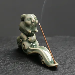 Künstlerischer Seladon-Hasen-Räucherstäbchenhalter mit Wolken-Ruyi-Designbasis