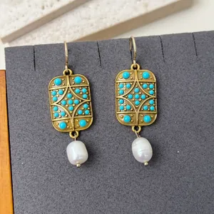 Orecchini vintage geometrici in oro con perline turchesi e gocce di perle, stile elegante.