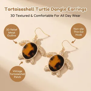 Detalle de pendientes de tortuga de carey con contorno metálico en relieve 3D