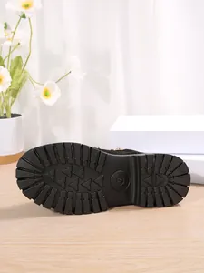 Vue détaillée de la semelle en caoutchouc antidérapante des bottines à talons épais
