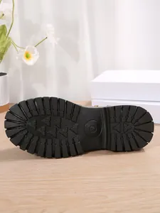 Vue de dessous des bottines Martin noires montrant la semelle antidérapante de taille 37