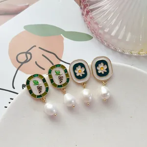 Boucles d'Oreilles Clous Vintage Français Émail Goutte Raisin Fleur Perle d'Eau Douce Baroque Alliage Avec Tige en Argent Bijoux
