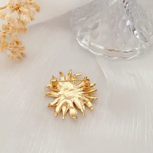 Detaillierte Rückansicht einer barocken goldenen Sonnenblumen-Brosche mit sicherem Ansteckmechanismus