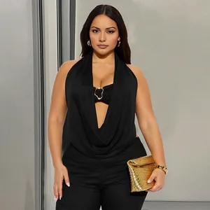 Detailansicht eines sexy schwarzen Neckholder-Jumpsuits mit tiefem V-Ausschnitt und Schnalle