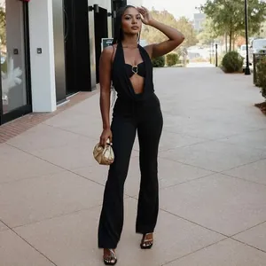 Street-Style-Ansicht eines schwarzen Neckholder-Sets mit tiefem V-Ausschnitt