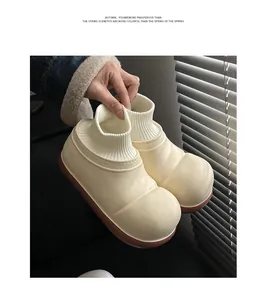 Detailansicht warmer cremefarbener Kinder-Winterschuhe mit weichem Strickkragen.