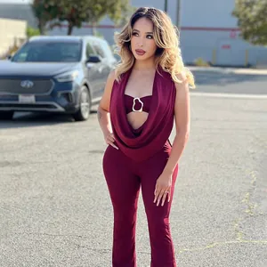 Detailansicht eines burgunderroten Jumpsuits mit Wasserfallausschnitt und goldenem Ring