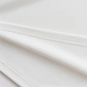 Vue macro du tissu côtelé blanc de haute qualité avec coutures détaillées sur l'ourlet du polo