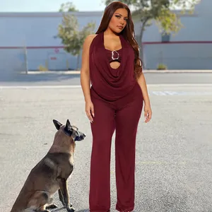 Elegante bordeauxrote Jumpsuit mit Neckholder, tiefem V-Ausschnitt und weitem Bein draußen.