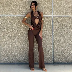 Ganzkörperansicht eines sexy braunen Halterneck-Jumpsuit-Sets mit tiefem V-Ausschnitt.
