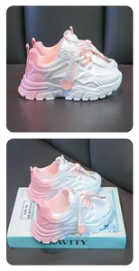 Detalle de zapatillas chunky para niñas en degradado rosa y blanco con malla de aire