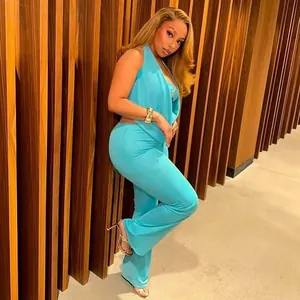 Ganzkörperansicht eines Models in einem sexy hellblauen Neckholder-Jumpsuit-Set