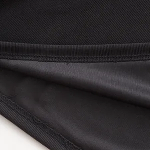 Détail macro du tissu côtelé français de qualité et des coutures sur polo noir pour homme