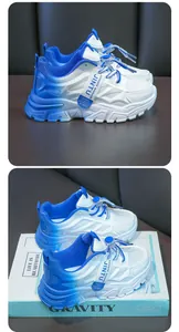 Vista detallada de zapatillas de malla para niñas en degradado azul y blanco.