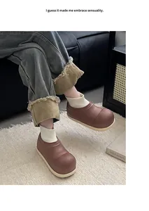Detailansicht von braunen gefütterten Kinderclogs für den Winter mit weißen Rippsocken auf Teppich.