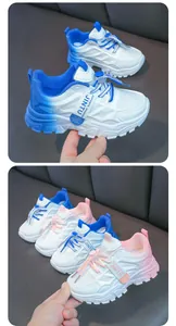 Primer plano de zapatillas de malla azul y rosa para niñas con un estilo dad shoe moderno.