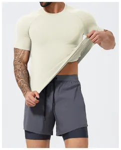 Men's seamless quick-dry fitness T-shirt showing high elasticity and breathable texture