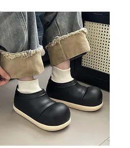 Detailansicht der warmen Winter-Clogs für Kinder mit dicker Sohle und schwarzem Obermaterial