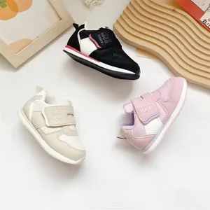 Detailansicht von drei Paar Kleinkind-Laufschuhen in Schwarz, Creme und Rosa