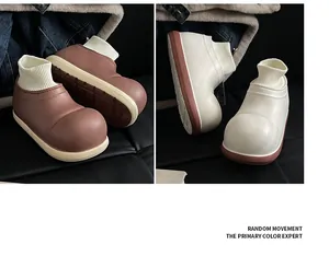 Detailansicht warmer Kinder-Baumwollschuhe in Braun und Weiß mit Rippbündchen