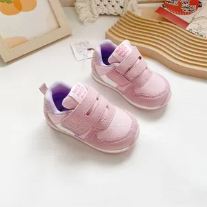 Detailaufnahme von pinkfarbenen Babyschuhen mit Klettverschluss und Netzobermaterial