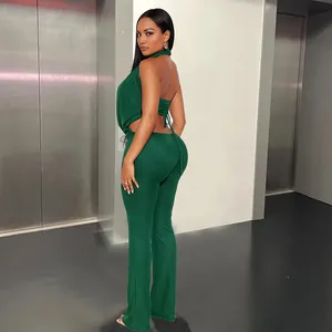Detailansicht eines sexy dunkelgrünen rückenfreien Jumpsuits mit Neckholder-Ausschnitt.